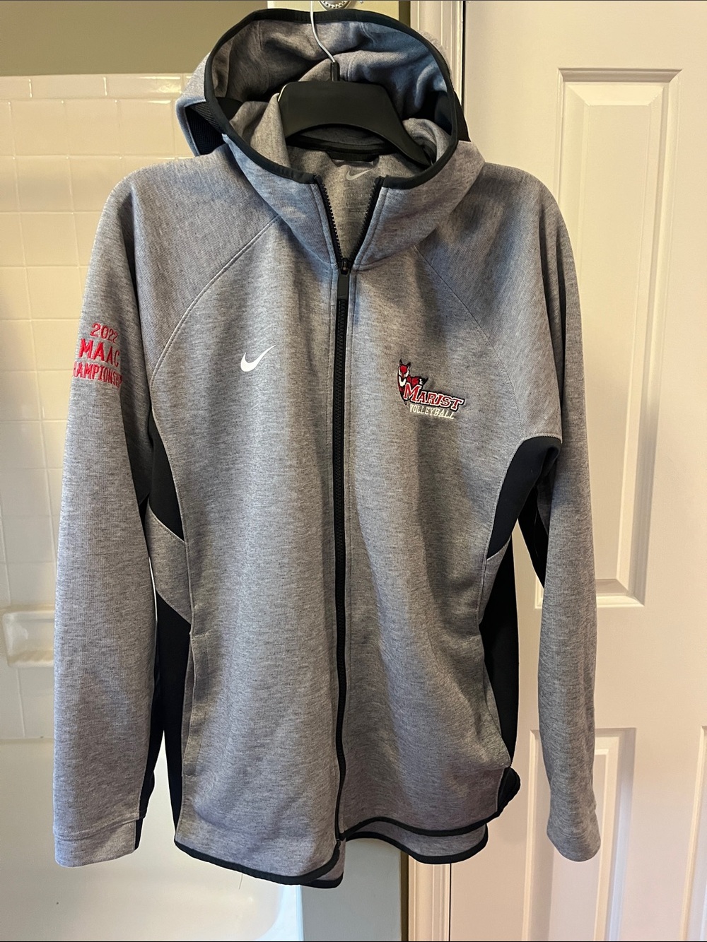 Nike Unisex Marist College Red Foxes Volleyball Therma-FIT Zip Hoodie. Size M.